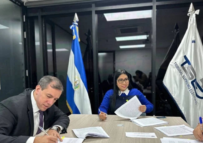 TSE firma contrato CGTS, que auditará el voto electrónico salvadoreño de 2024