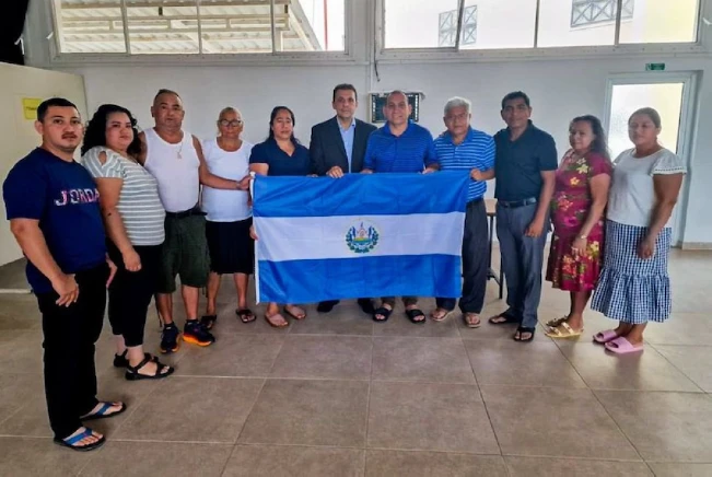 Primer grupo de salvadoreños logra salir de Israel en un vuelo humanitario