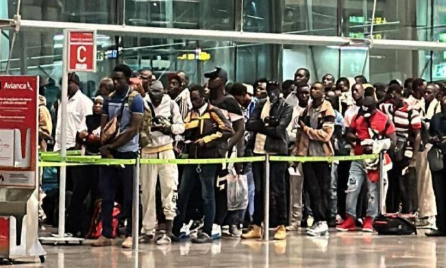 El Salvador impone una tarifa de $1,000 a pasajeros de África y la India que transiten por el aeropuerto