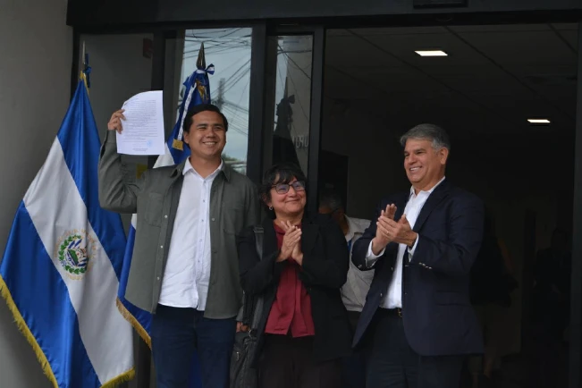 Luis Parada y Celia Medrano, de Nuestro Tiempo, piden inscripción en contienda presidencial
