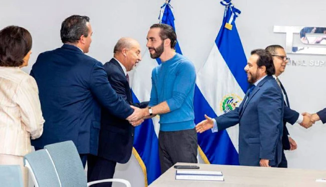 Presidente Bukele pide al TSE lo inscriba en contienda presidencial
