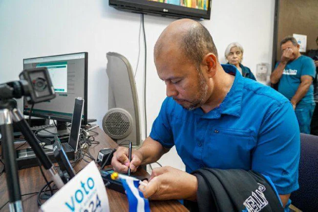 906,462 salvadoreños con DUI al cierre del registro electoral exterior