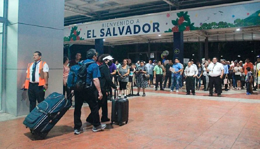 Aprueban ley de incentivos para salvadoreños que regresen: estos son los requisitos