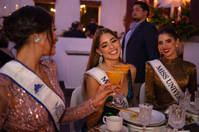 Delegadas de Miss Universo departen en glamorosa Charity Gala