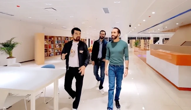 Bukele recorre la nueva Biblioteca Nacional antes de inaugurarla y dejarla abierta al público