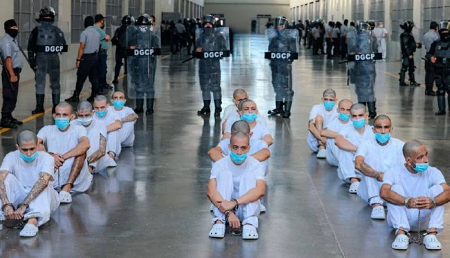 Reos del CECOT bajo dura rutina y vigilancia extrema las 24 horas