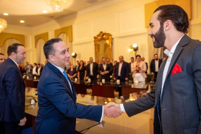 Bukele anuncia que pedirá licencia para dedicarse a la campaña y le pide al fiscal que investigue a su gabinete