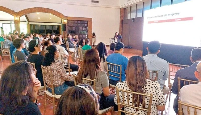 Estudio de 71 organizaciones salvadoreñas sostiene acoso estatal: revelan el caso de Cristosal