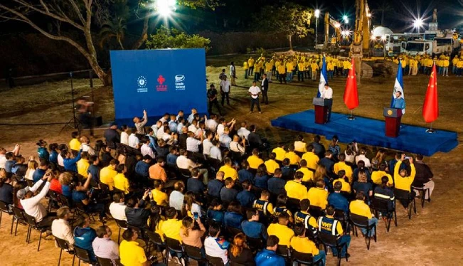 Bukele y embajador chino colocan primera piedra del Estadio Nacional
