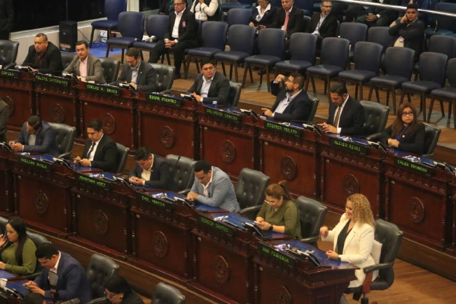 Asamblea otorga licencia a Bukele y Ulloa por seis meses sin quitarles prerrogativas