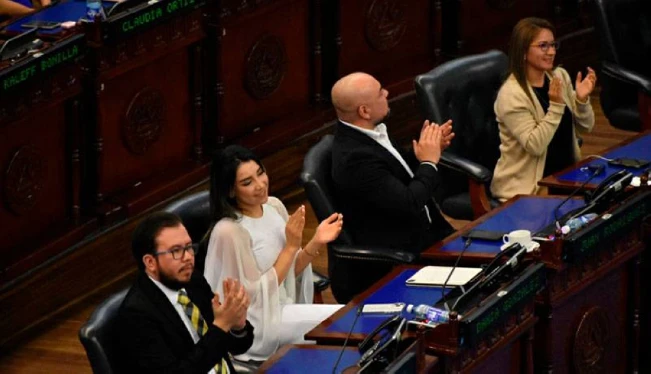 Eligen designada presidencial luego de darle licencia a Bukele, oposición critica