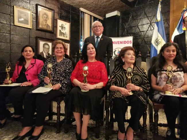 Destacadas salvadoreñas fueron reconocidas en el Día del Artista Nacional