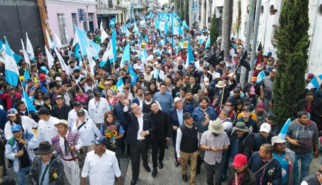 Guatemala nuevamente escenario de manifestaciones multitudinarias "en defensa de la democracia"