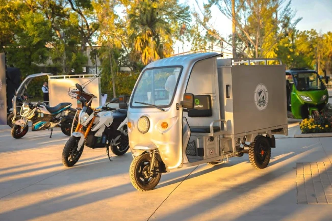 Entregan tricimotos y motocicletas eléctricas a instituciones públicas