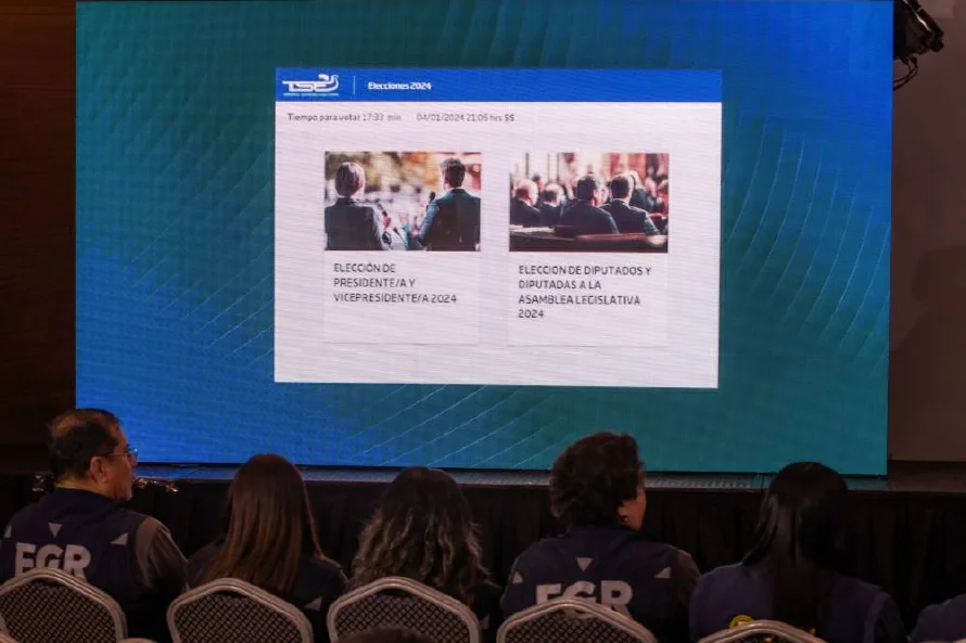 Arranca voto electrónico para 741,094 salvadoreños con DUI en el exterior