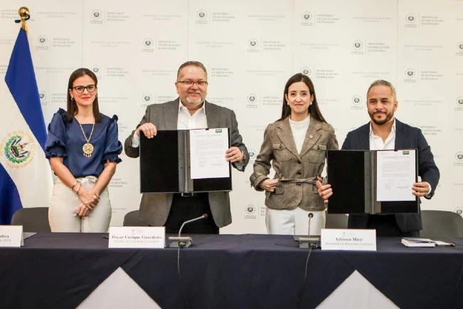 Empresa colombiana dona 100,000 litros de biofertilizantes a El Salvador