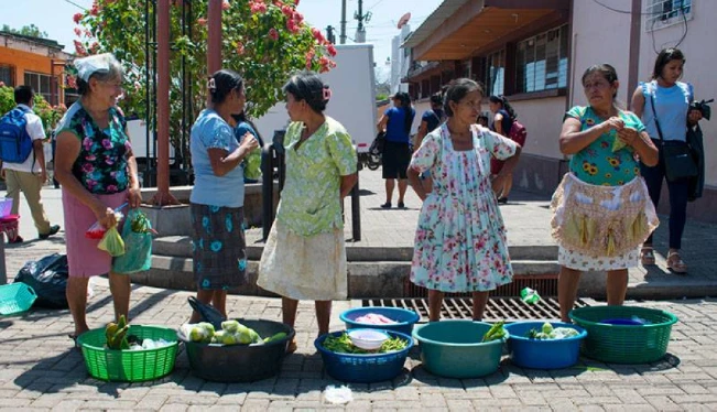 Mujeres adultas mayores preocupadas por falta de empleo y atención en salud