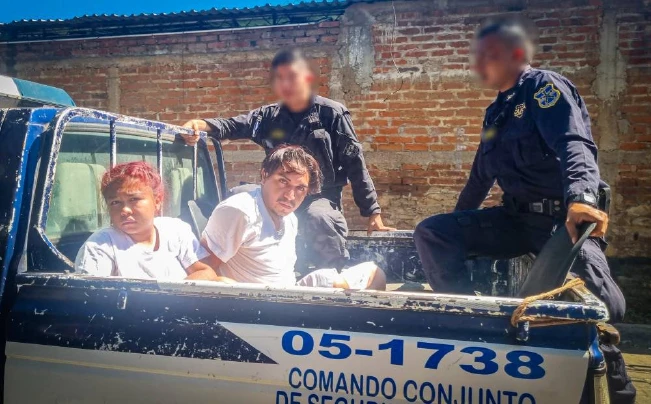 Acusan de violación e intento de feminicidio a padrastro y mamá de niña gemela de 3 años