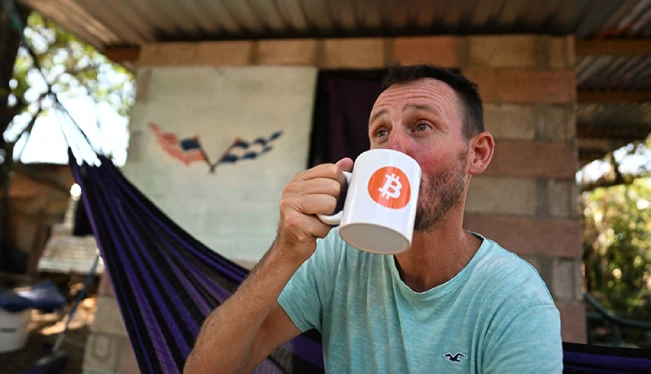 El "gringo" que espera la "Bitcoin City" prometida por Bukele en una playa de El Salvador