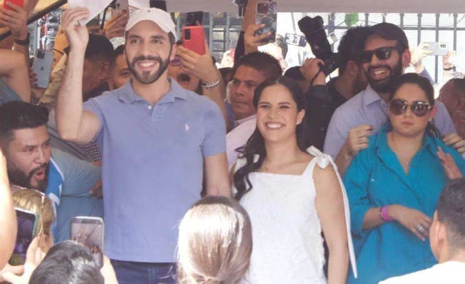 La primera dama de la República se puso "coquette" para votar