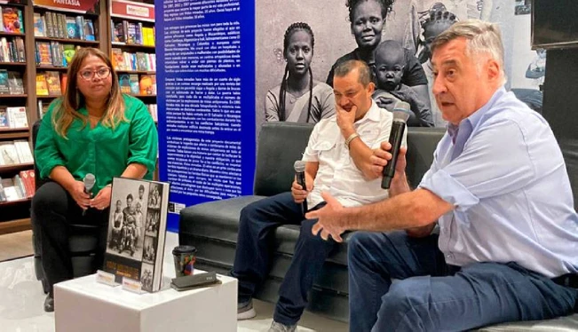 Gervasio Sánchez presentó su libro “Vidas Minadas, 25 años” en El Salvador