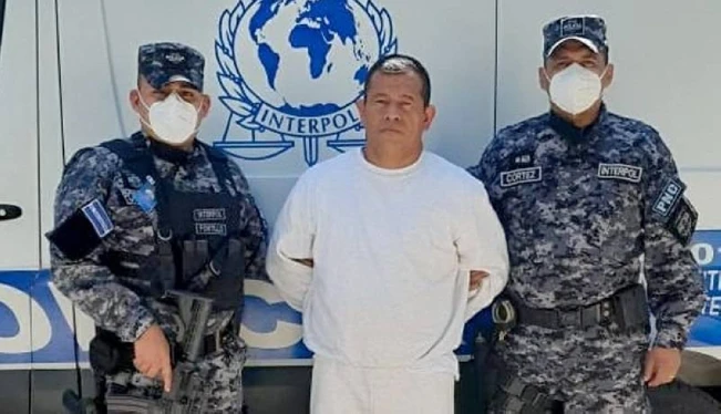 EEUU extradita a salvadoreño buscado por homicidio y feminicidio
