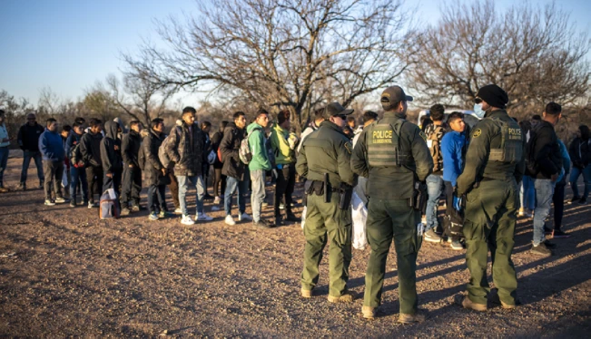 En 2023 hallaron a más 67,900 migrantes salvadoreños en EEUU, la baja cierra en 21 %