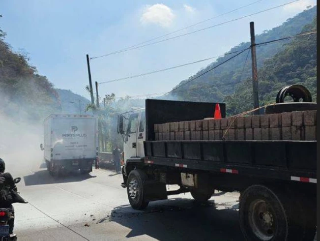 Un camión incendiado complicó el tráfico en carretera Los Chorros