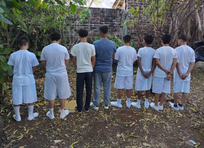 Arrestan a seis adolescentes en Chalatenango acusados de aparecer en videos de Tik Tok "rifando" la MS13