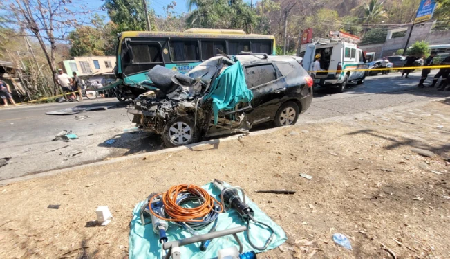 Choque entre camioneta y buseta se salda con un muerto y dos heridos en El Sunzal