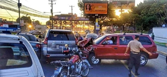 Al menos cuatro lesionados en múltiple accidente en bulevar Los Próceres