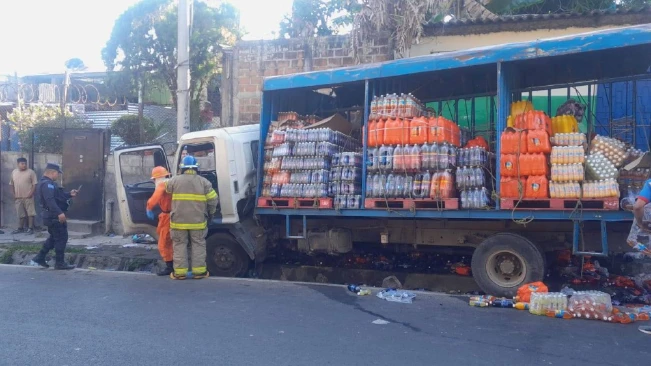 Un lesionado dejó accidente donde camión chocó contra el muro de una casa en Cojutepeque
