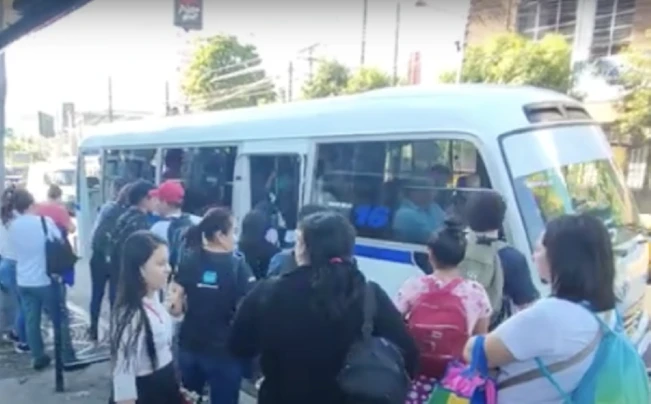 Salvadoreños enfrentan hasta 6 horas de tráfico al día