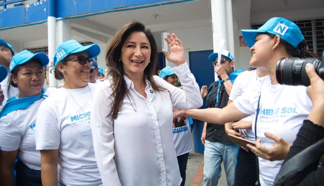 Michelle Sol llega a votar: “Estamos entre dos caminos, la vieja manera de hacer política o las nuevas ideas”