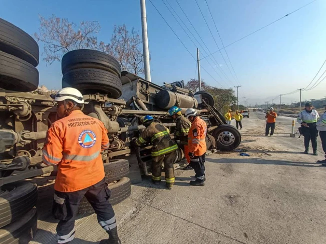 Conductor de rastra resultó lesionado tras perder el control  y volcar en bulevar Constitución