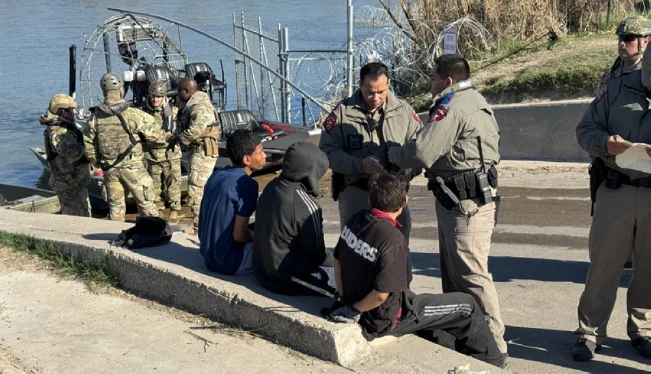 Texas continúa con los arrestos masivos de migrantes en la frontera México-EEUU