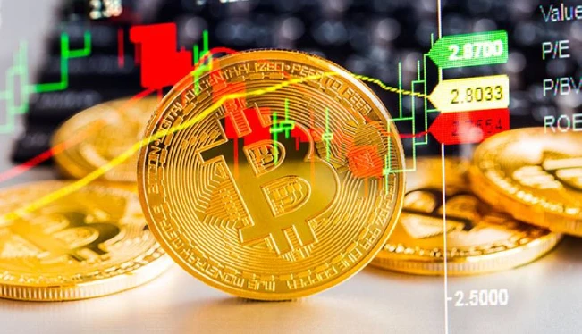 El precio bitcoin cae después de aproximarse a su récord de $69,000
