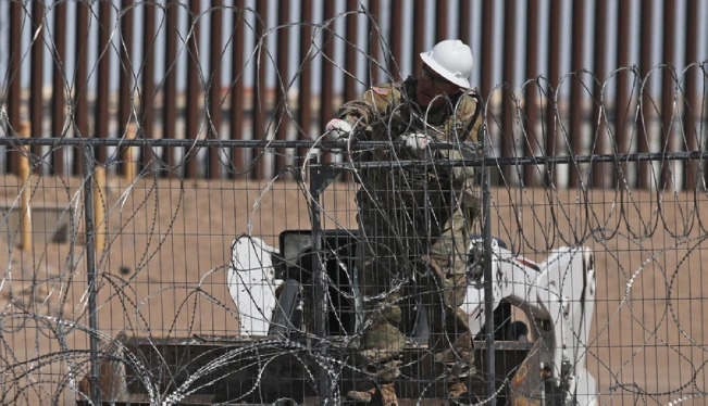 Texas refuerza las cercas de púas para evitar cruces de migrantes en frontera México-EEUU