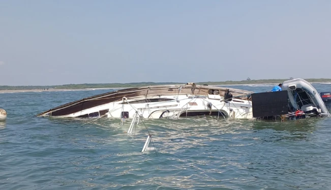 Militares rescataron a tripulación de un velero que volcó en playa Costa Del Sol