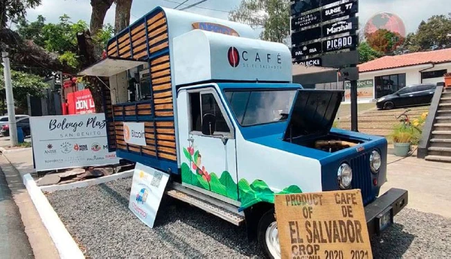 El  "Cherito", un auto de colección convertido en una humeante cafetería