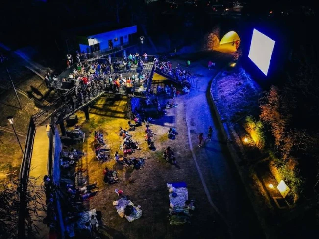 Gobierno reabre plaza sobre bulevar Monseñor Romero con cine al aire libre