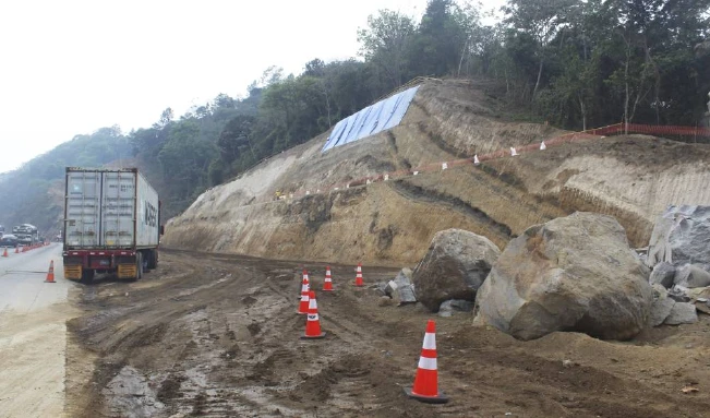 Rebajan montaña frente a Los Chorros para ampliar carretera