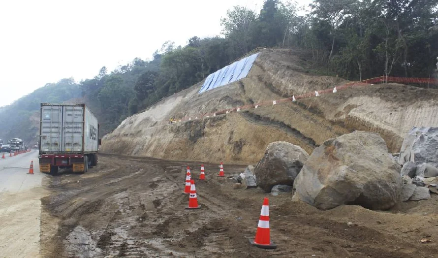 Rebajan montaña frente a Los Chorros para ampliar carretera