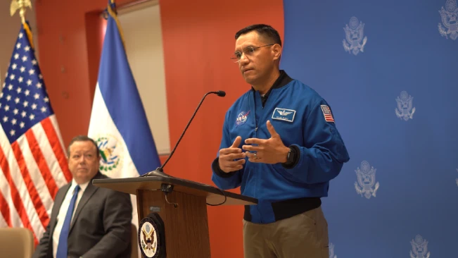 El astronauta Frank Rubio visita El Salvador para inspirar a talentos de las ciencias