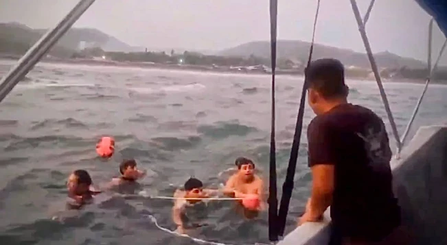 Rescatan a seis guardavidas atrapados por corrientes marinas en la playa El Majahual