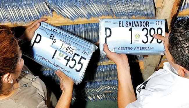 Extienden vigencia de placas hasta agosto de 2025