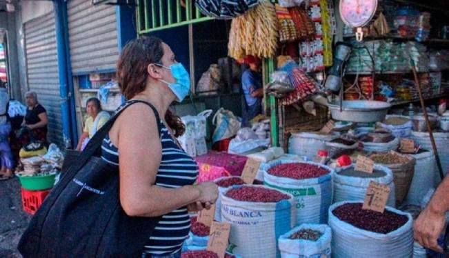 El 74.1 % de los salvadoreños percibe como regular o mala su situación económica, según estudio UFG