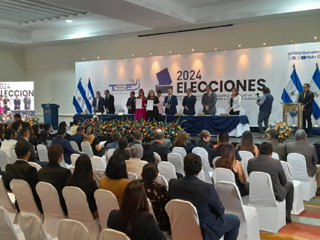 TSE entrega credenciales a 40 diputados del Parlacen para quinquenio 2026-2031