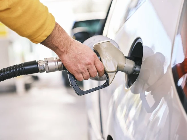 ¿Qué hacer si le echaron combustible mezclado con agua a su vehículo?