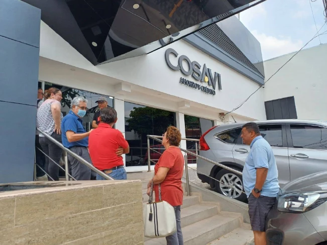 Salvadoreños afectados por el fraude en Cosavi temen perder su dinero